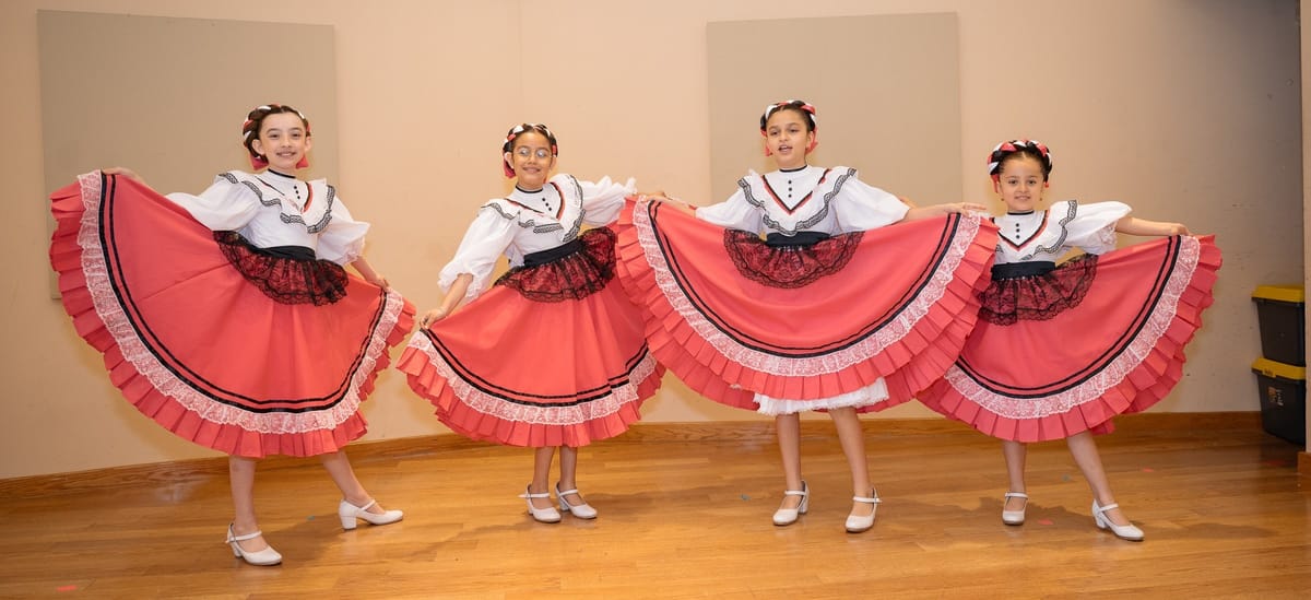 Families celebrating Día de los Niños cultural activities