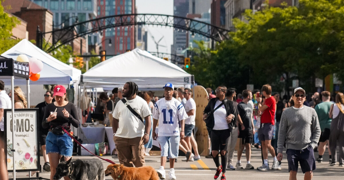 Crowds and vendor tents under the Short North arches during Hops on High