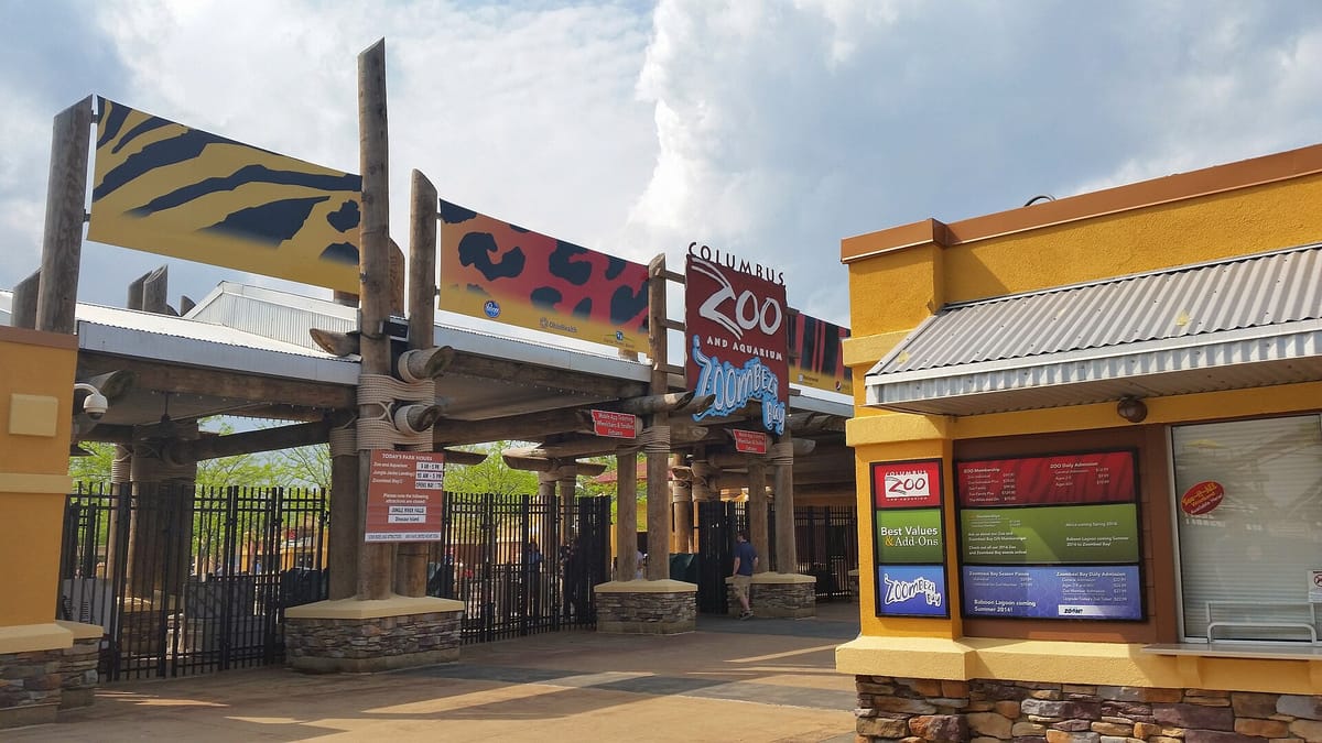 Columbus Zoo entrance grounds for Best Outdoor Toddler Activities