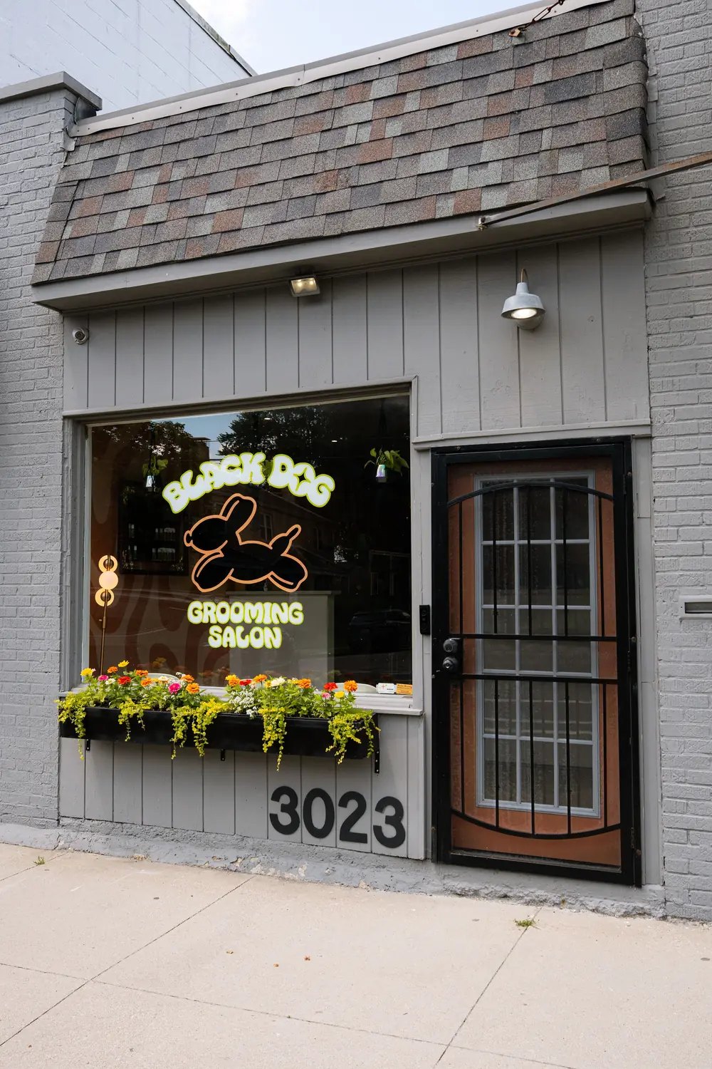 Black Dog Groomers storefront on Indianola Avenue
